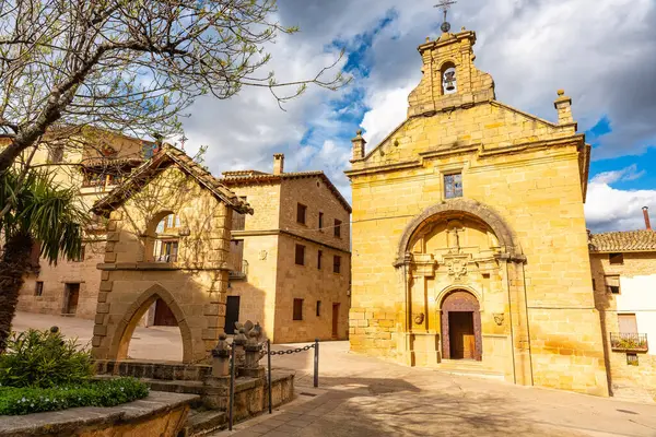 La Fresneda, Teruel, Aragon 'daki çok eski Katolik taş kilisesi.
