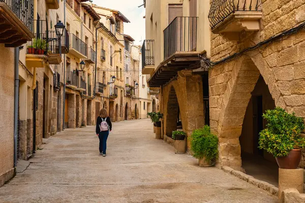 Turist kadın, La Fresneda, Teruel, Aragon şehrinin güzel resimli sokaklarında geziniyor.