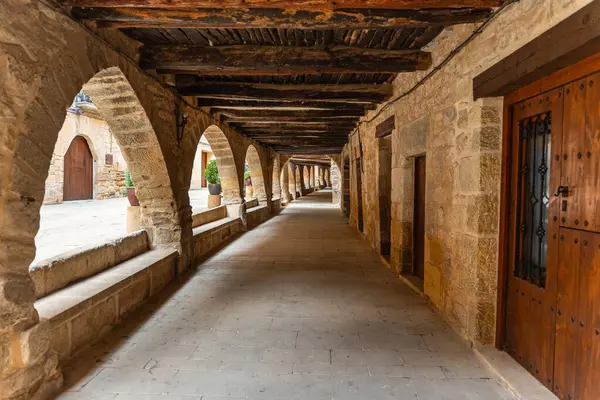 La Fresneda, Teruel, Aragon 'un ortaçağ sokaklarında taş kemerli çarşaf.