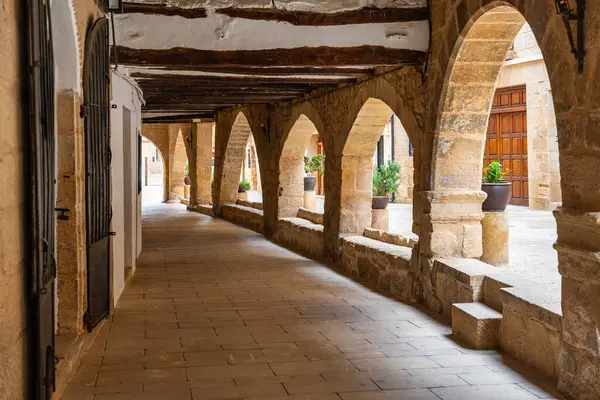 La Fresneda, Teruel, Aragon 'un ortaçağ sokaklarında taş kemerli çarşaf.