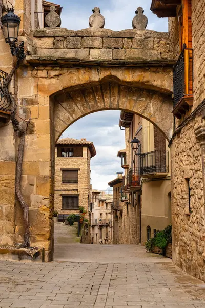 Ortaçağ şehri La Fresneda, Teruel, Aragon 'un sokaklarını birleştiren taş kemerler.
