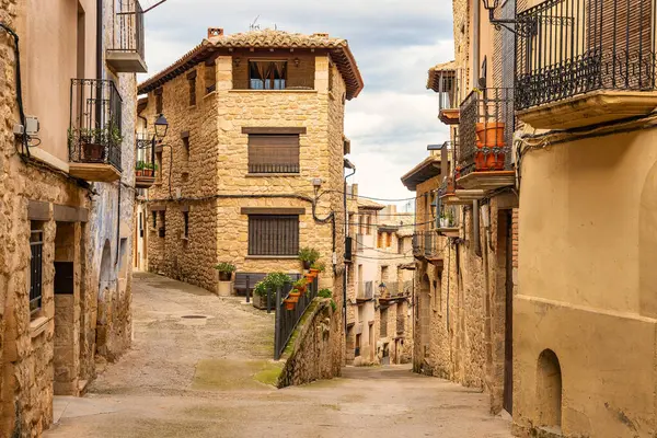 La Fresneda, Teruel 'de eski taş evleri olan dar sokaklar.
