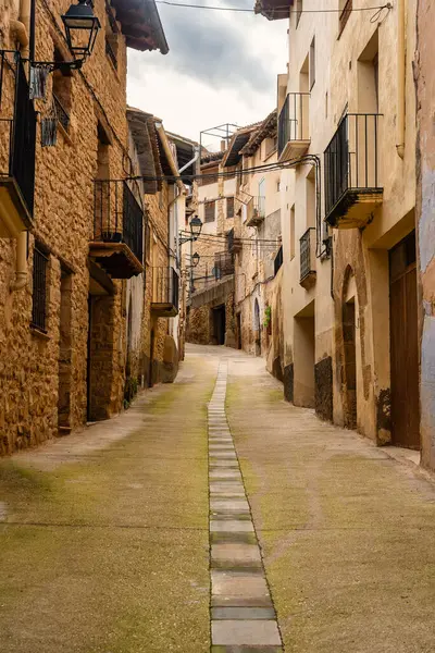 La Fresneda tepesine çıkan dik yamaçlardaki dar sokaklar, Teruel.