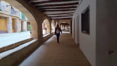 Turist kadın, La Fresneda, Teruel, Aragon şehrinin güzel resimli sokaklarında geziniyor.