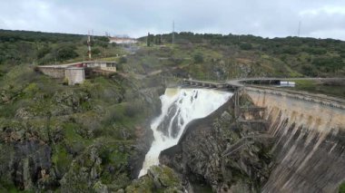 Atazar 'ın barajdan taşan su deposu Madrid' deki büyük miktarda suyu boşaltmak için kullanıldı.