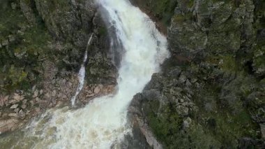 Yüksek yağış nedeniyle dağlardan büyük miktarda su geliyor, Madrid.