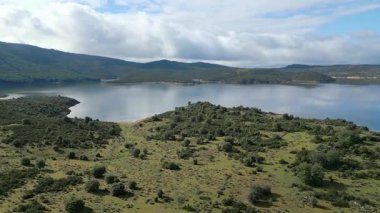 Güzel durgun su gölü ve fırtına bulutları ile mavi gökyüzünün yansımaları, El Atazar, Madrid