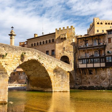 Ortaçağ 'a ait Valderrobres, Teruel, İspanya' nın ortaçağ kasabasından geçen bir köprü.