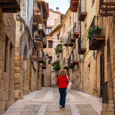Turist kadın Valderrobres, Teruel, Aragon köyünün ortaçağ sokaklarında eğleniyor.