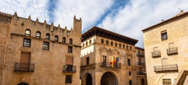 Valderrobres, Teruel, Matarrana 'nın ana meydanındaki ortaçağdan kalma anıtsal binalar