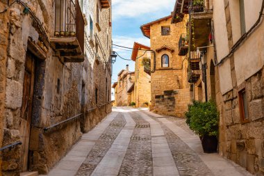 Valderrobres, Teruel, Aragon 'un ortaçağ köyündeki dik sokaktaki resimli taş evler.