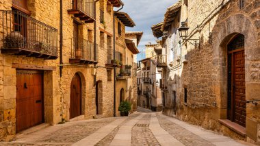 Valderrobres, Teruel, Aragon 'un ortaçağ köyündeki dik sokaktaki resimli taş evler.