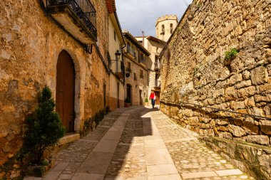 Turist kadın Valderrobres, Teruel, Aragon köyünün ortaçağ sokaklarında eğleniyor.
