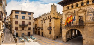 Plaza Belediye Başkanı Valderrobres köyünde ortaçağ taş evleri Teruel, Matarrana