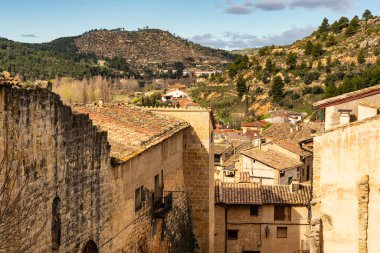 Dağların yanındaki ortaçağ köyünde Valderrobres, Teruel adında eski evler.