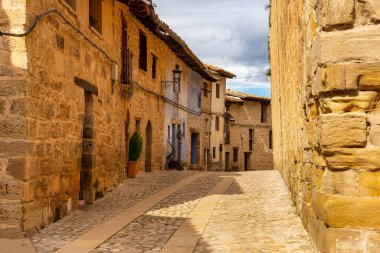 Valderrobres, Teruel 'in ortaçağ köyünde renkli taş evlerle dolu bir sokak.
