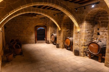 Taş kemerler ve eski ahşap fıçılarla dolu eski mahzenler. Teruel, İspanya