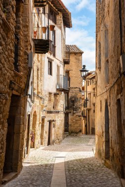 Güzel Valderrobres köyü Teruel 'in renklerle boyanmış eski taş evleri ile dar sokaklar