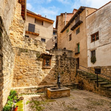 Matarrana, Valderrobres köyünde bir taş ev ve tatlı su çeşmesiyle çevrili küçük bir meydan.