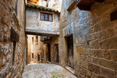 Ortaçağ evleri, Valderrobres ve Teruel arasındaki yüksek geçitli dar sokaklar.