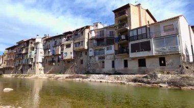 Ortaçağ 'a ait Valderrobres, Teruel, İspanya' nın ortaçağ kasabasından geçen bir köprü.