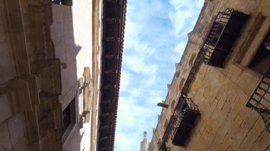 Valderrobres 'in eski kasabasında, kafeslenmiş balkonları olan ortaçağ binaları Teruel