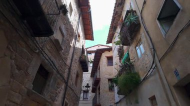 Ortaçağ Valderrobres köyünde taş evler ve ızgara balkonlarla dolu dar sokaklar Teruel..