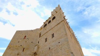 Eski Valderrobres, Teruel, Aragon 'daki tepenin üstündeki ortaçağ şatosu.