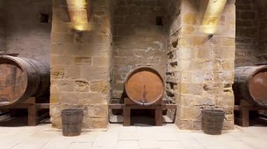 Taş kemerler ve eski ahşap fıçılarla dolu eski mahzenler. Teruel, İspanya