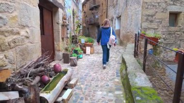 Ortaçağ Valderrobres köyünün pitoresk sokaklarında yürüyen turist kadın, Teruel