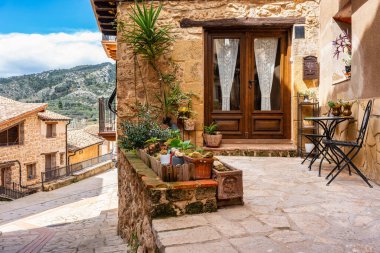 Beeite, Teruel 'de biraz temiz hava almak için sandalyeli ve masalı resim köşesi.