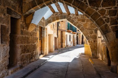 Beceite şehrinin güzel bir köşesinde dar sokaklardaki evleri şekillendiren taş kemerler var, Teruel.