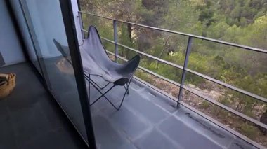 Güneşin doğuşuyla evin etrafını çevreleyen doğanın balkonundan hoş manzaralar.