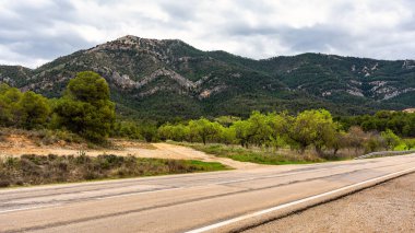 Matarrana 'daki Tuscany of Terrana' da dağların arasından geçen bir yol.