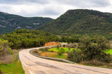Matarrana 'daki Tuscany of Terrana' da dağların arasından geçen bir yol.