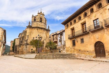 San Antonio Kilisesi Teruel köyü Fuentespalda, Teruel, İspanya 'da bir kapı aralığında. Kırsal turizm kavramı.