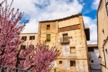 Ortaçağ Fuentespalda, Teruel, Matarrana köyündeki eski taş evler.