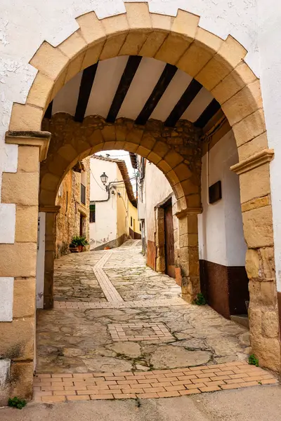 Fuentespalda, Matarrana 'dan gelen turistlerin geçtiği dar bir sokak..