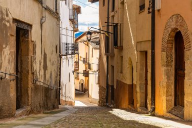 Penarroya de Tastavins 'de eski ortaçağ tarzı taş evleri olan güzel bir sokak Teruel.
