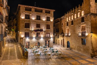 Ortaçağ Valderrobles şehrinin ana meydanı, Teruel.