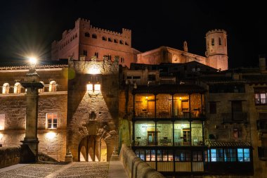 Roma köprüsü ve geceleri turistik Valderrobles kasabasındaki anıtsal binalar
