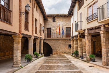 Rafales, Teruel, İspanya 'daki turist köyünde atari salonu ve taş kolonlara sahip bir cadde.