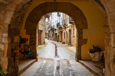Matarrana, Teruel bölgesindeki bir ortaçağ köyü olan Rafales 'in evlerinin altında taş kemerler bulunan geçit.