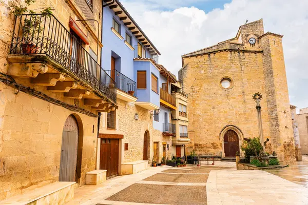 Ortaçağ Matarrana köyünde eski taş kilisesi olan ana meydan, Teruel.