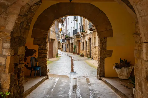 Matarrana, Teruel bölgesindeki bir ortaçağ köyü olan Rafales 'in evlerinin altında taş kemerler bulunan geçit.