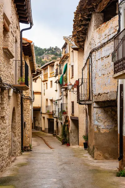 Rafales, Teruel, İspanya 'nın ortaçağ köyünde eski taş evleri olan resim sokakları