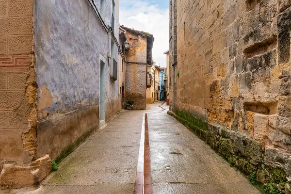 Matarrana, Rafales, Teruel bölgesinin tipik mavi cepheli evleri.