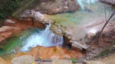 Nehirdeki şelale, resmedilmeye değer Beceite, Matarrana, Teruel kasabasını çevrelemektedir.