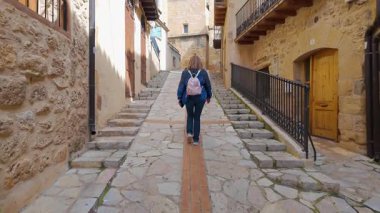 Turist kadın, güzel Beceite, Teruel, Aragon köyünün sarp sokaklarında geziniyor.