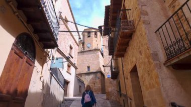 Turist kadın, güzel Beceite, Teruel, Aragon köyünün sarp sokaklarında geziniyor.